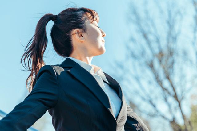 手を広げて空気を吸う女性