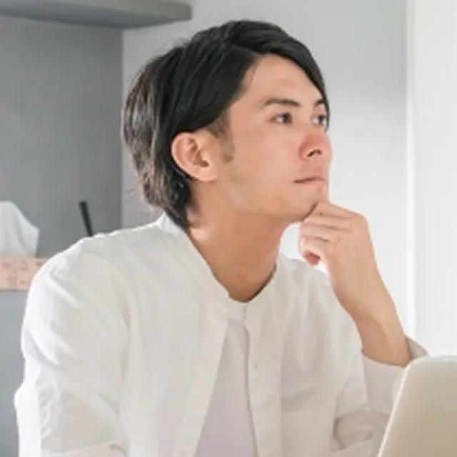 考え事をしている男性